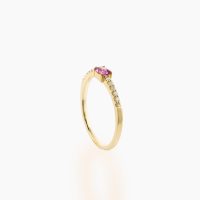 常時の宝石の色だけでなく、UVライト（紫外線）を当てると、石は瞬時に鮮やかなオレンジ色に蛍光し、暗闇では濃い紫色の燐光（残光）がふわりと浮かび上がる蛍光・燐光という特別な輝きを併せ持つ、非常にレアなピンクパープル色のハックマナイトのK18リング　02