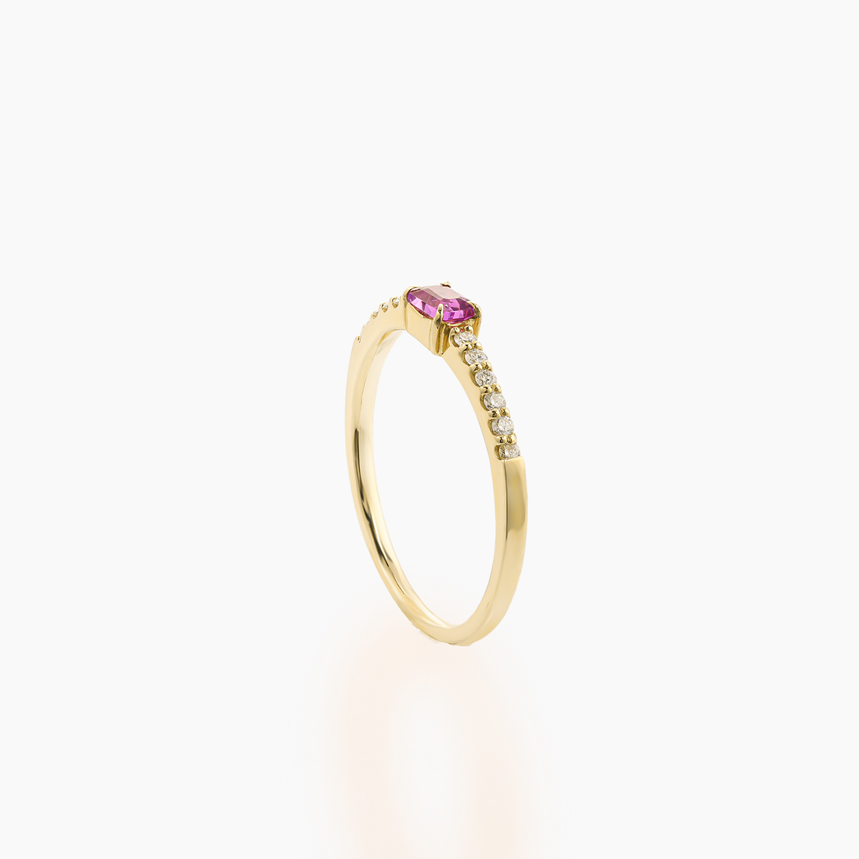 常時の宝石の色だけでなく、UVライト（紫外線）を当てると、石は瞬時に鮮やかなオレンジ色に蛍光し、暗闇では濃い紫色の燐光（残光）がふわりと浮かび上がる蛍光・燐光という特別な輝きを併せ持つ、非常にレアなピンクパープル色のハックマナイトのK18リング　02