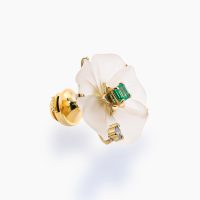 花言葉で「固い絆」「愛情」を意味する朝顔のモチーフに、乳白色のクォーツを花びらのように薄く仕上げ、中心には鮮やかなエメラルド、そして花びらの端には高貴なサファイアを添えたK18タックピン　01