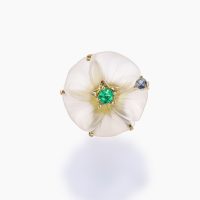 花言葉で「固い絆」「愛情」を意味する朝顔のモチーフに、乳白色のクォーツを花びらのように薄く仕上げ、中心には鮮やかなエメラルド、そして花びらの端には高貴なサファイアを添えたK18タックピン　02