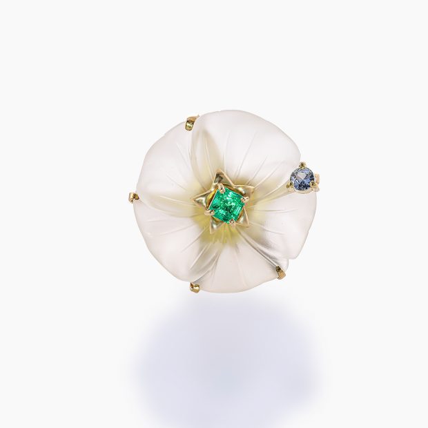 花言葉で「固い絆」「愛情」を意味する朝顔のモチーフに、乳白色のクォーツを花びらのように薄く仕上げ、中心には鮮やかなエメラルド、そして花びらの端には高貴なサファイアを添えたK18タックピン 02