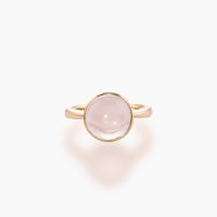 丸みのある優しいフォルムのカボションカットは透明感を最大限に引き出します。3.92カラットの大粒のローズクォーツとK18イエローゴールドのリング　01