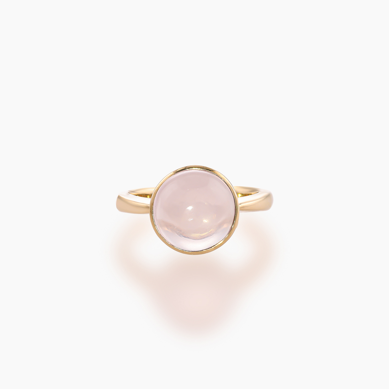 丸みのある優しいフォルムのカボションカットは透明感を最大限に引き出します。3.92カラットの大粒のローズクォーツとK18イエローゴールドのリング　01