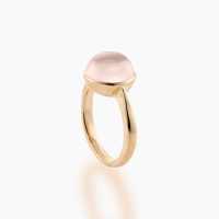 丸みのある優しいフォルムのカボションカットは透明感を最大限に引き出します。3.92カラットの大粒のローズクォーツとK18イエローゴールドのリング　02