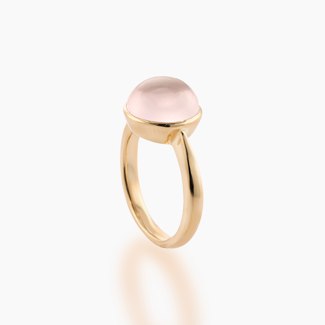 丸みのある優しいフォルムのカボションカットは透明感を最大限に引き出します。3.92カラットの大粒のローズクォーツとK18イエローゴールドのリング　02