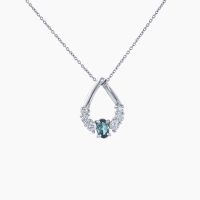 両手で包み込むようなデザインのアレキサンドペンダントネックレス 03