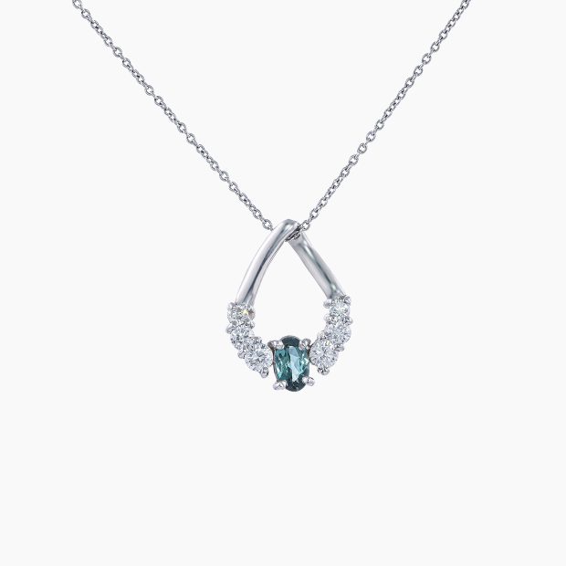 両手で包み込むようなデザインのアレキサンドペンダントネックレス 04