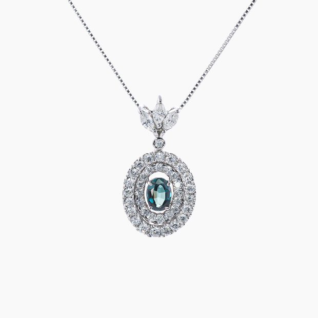 非常に品質のよい大粒の0.65ctアレキサンドライトに、合計1.20ctのメレダイヤモンドをあしらった身につけるたびに「やはりこれは特別だ」と確信させてくれる、圧倒的な気品を纏った逸品のペンダントネックレス 04