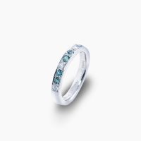 光によって色が緑色や赤紫色に変わる神秘的なアレキサンドライトと七色の輝きを放つ宝石の王様ダイヤモンドを交互にライン上に並べたカジュアルな服装からドレッシーな装いまで幅広く役立つハーフエタニティリング　02