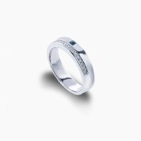 スクエアカットのアレキサンドライトとダイヤモンドのハーフエタニティを2連重ねにしたかのように見えるプラチナリング 02