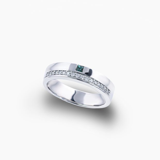 スクエアカットのアレキサンドライトとダイヤモンドのハーフエタニティを2連重ねにしたかのように見えるプラチナリング 04