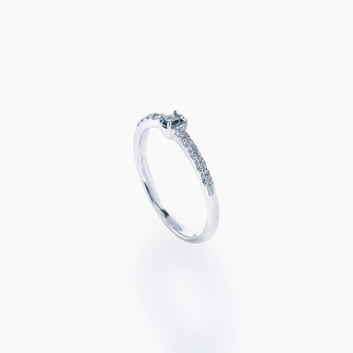 太陽光の下ではブルーグリーンに、白熱電灯の下では赤紫色に変化する神秘的な宝石で、かつ良質なアレキサンドライトのリング 02