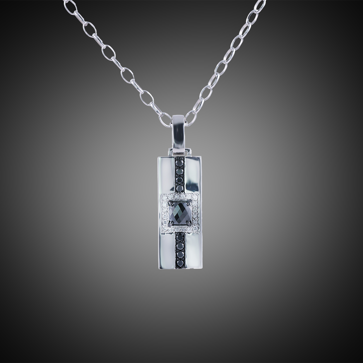 スクエアカットのブラックダイヤモンドが主役のプラチナペンダントネックレス 01