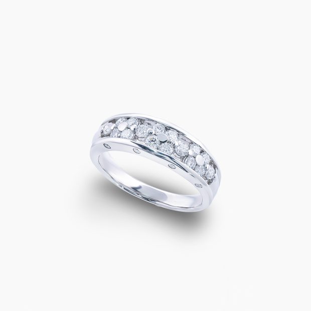 リングの正面と側面に合計1.00ctの贅沢にダイヤモンドを配したプラチナリング 02