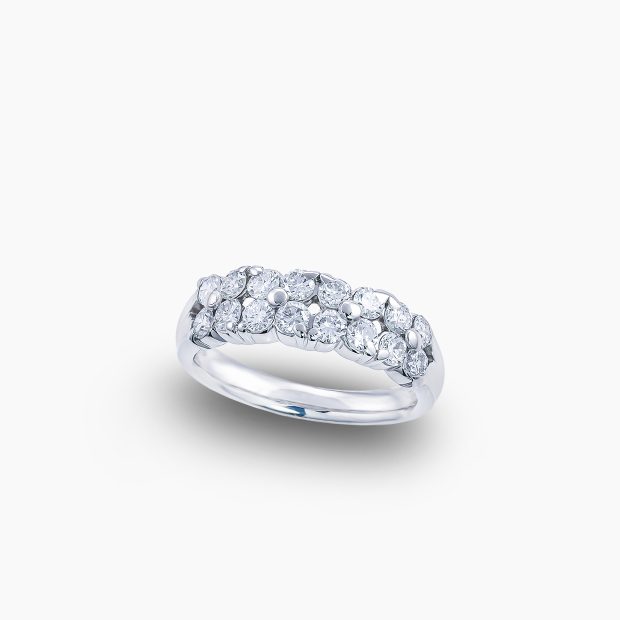 4石のダイヤモンドを1つの「花」に見立て、4つのフラワーモチーフにあしらった合計1カラットのプラチナダイヤモンドリング 04