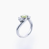 「再生」や「健やかな成長」を象徴とした鮮やかなアップルグリーンカラーダイヤモンドのプラチナリング 03