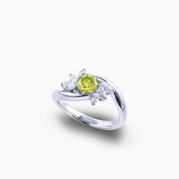 「再生」や「健やかな成長」を象徴とした鮮やかなアップルグリーンカラーダイヤモンドのプラチナリング 04