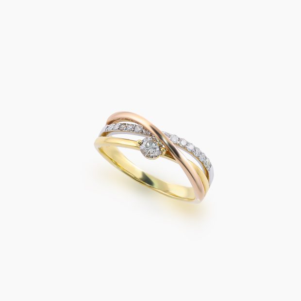 地金はイエローゴールド、ピンクゴールド、そしてプラチナの3本の曲線が美しいスリーカラーのダイヤモンドリング 02