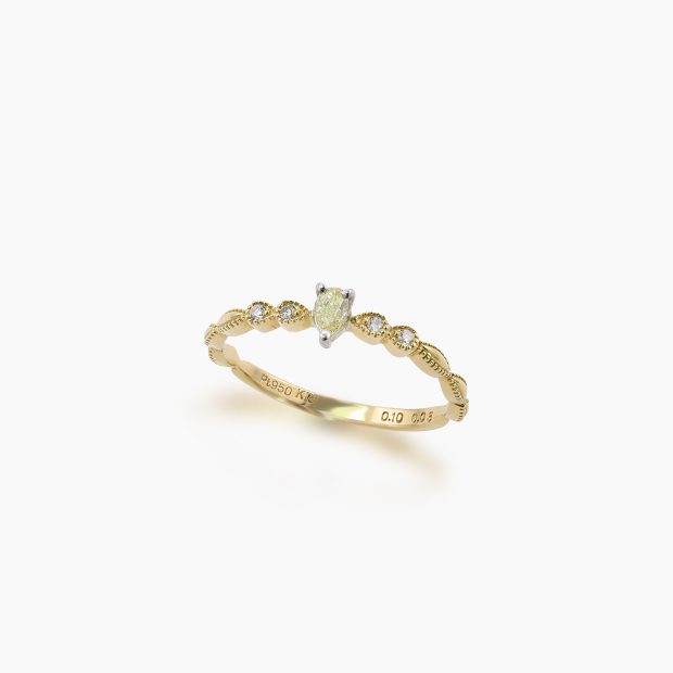 陽の光を閉じ込めたかのような温かみのある輝きが魅力のペアシェイプのイエローダイヤモンドを中央に配したK18ダイヤモンドリング 02