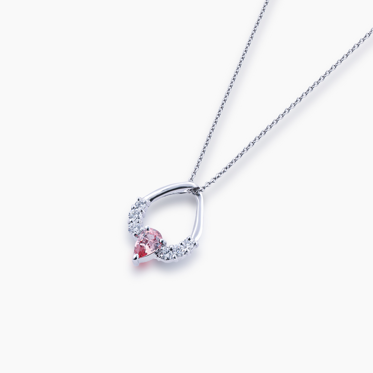 ピンクとオレンジが溶け合った、ごくわずかな色調のものだけ「パパラチア」サファイアと称される希少性の高いペンダントネックレス 01