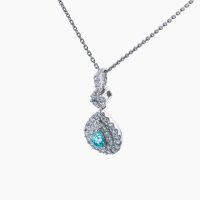 雫形のペアシェイプ（0.21ct）のパライバトルマリンを2重のダイヤモンドサークルが繊細に取り巻くデザインのプラチナペンダントネックレス 03