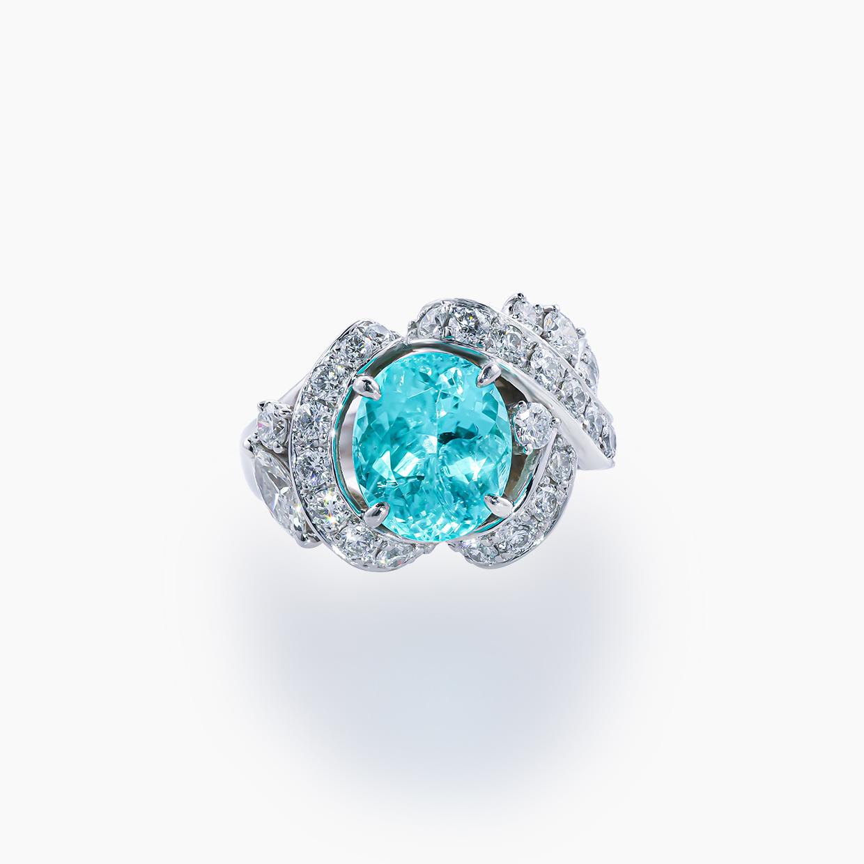 「世界三大希少石」の１つパライバトルマリンの中でも「幻」と称されるブラジル産で、2.82ctという極めて稀なサイズを誇る、特別な逸品のプラチナリング 01