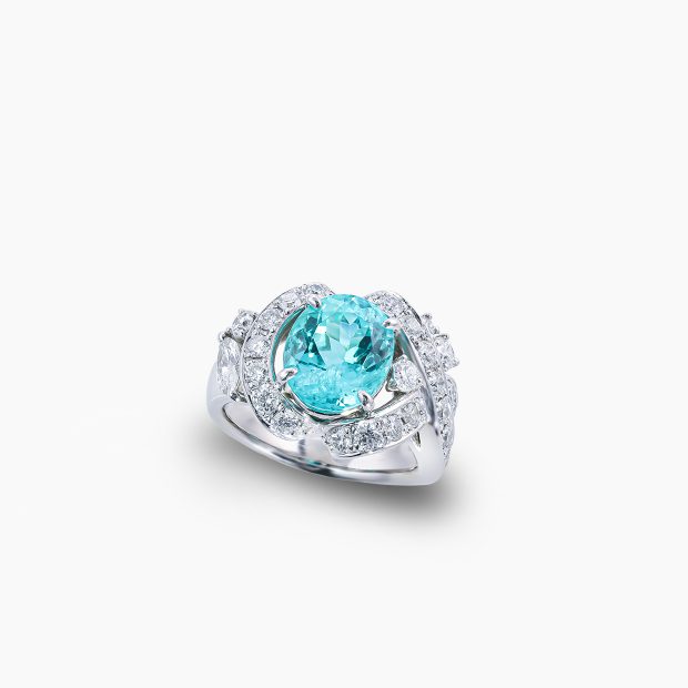 「世界三大希少石」の1つパライバトルマリンの中でも「幻」と称されるブラジル産で、2.82ctという極めて稀なサイズを誇る、特別な逸品のプラチナリング 04