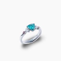 シャープな美しさが際立つトリリアントカットのブラジル産パライバトルマリン0.75ctと脇石として添えられたピンクダイヤモンドのリング 02