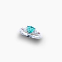 シャープな美しさが際立つトリリアントカットのブラジル産パライバトルマリン0.75ctと脇石として添えられたピンクダイヤモンドのリング 04