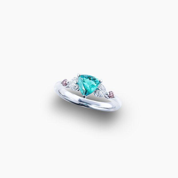 シャープな美しさが際立つトリリアントカットのブラジル産パライバトルマリン0.75ctと脇石として添えられたピンクダイヤモンドのリング 04