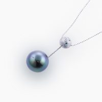 特徴のあるバチカンはブルーダイヤモンドをセッティングし、深くて艶やかな光沢を放つ黒蝶真珠のペンダントネックレス 03