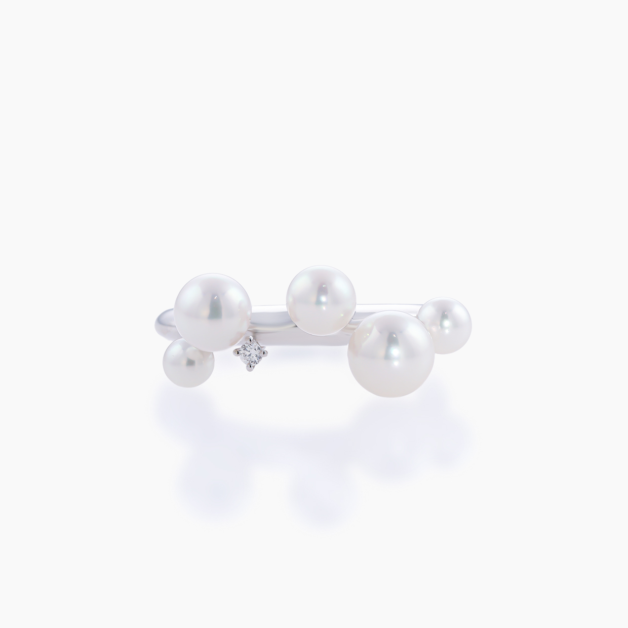 3.5mmから5.0mmの5つのアコヤパールを個性的なデザインであしらった真珠のリング　01