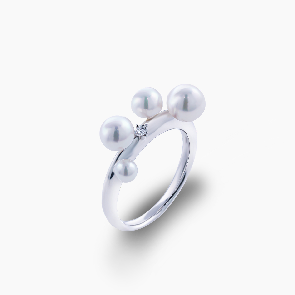 3.5mmから5.0mmの5つのアコヤパールを個性的なデザインであしらった真珠のリング　02