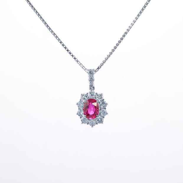 1.10ct非加熱のルビーの周囲に合計0.85ctのダイヤモンドを配したクラシカルな王道デザインのペンダントネックレス 04