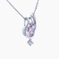 ピンクサファイア３石をマットな質感の地金で包み込むペンダントネックレス　02