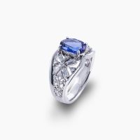 バケットカットとラウンドメレのダイヤを立体的且つ透かしを取り入れたデザインにより、軽やかで優美な手元を演出したバイオレットブルーが魅力的なタンザナイトリング 02