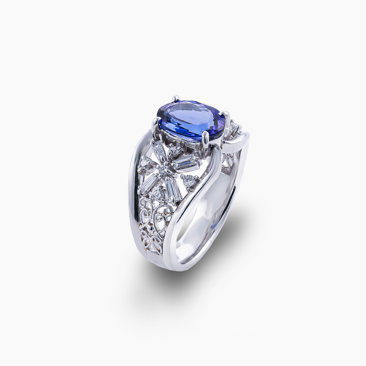 バケットカットとラウンドメレのダイヤを立体的且つ透かしを取り入れたデザインにより、軽やかで優美な手元を演出したバイオレットブルーが魅力的なタンザナイトリング　02