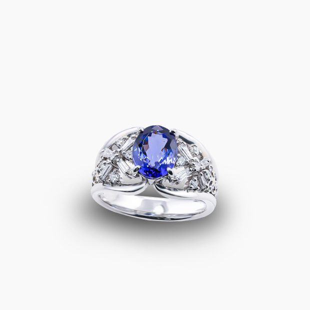 バケットカットとラウンドメレのダイヤを立体的且つ透かしを取り入れたデザインにより、軽やかで優美な手元を演出したバイオレットブルーが魅力的なタンザナイトリング 04