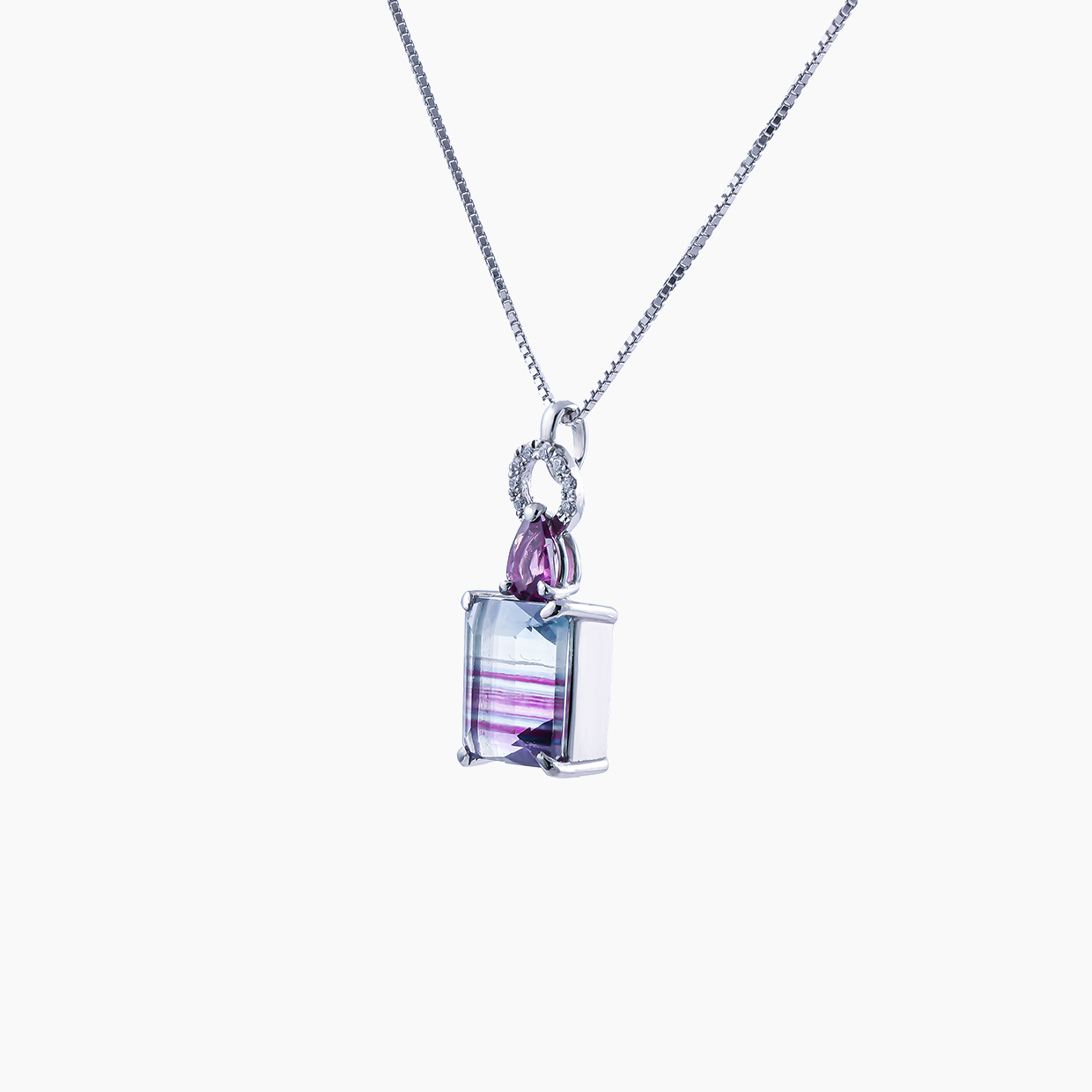 香水瓶を思わせる、愛らしく優美なフォルムのペンダントに、淡いパープルからブルーへと移ろう色彩の宝石フローライト、そのペンダントのバチカンにはパープルピンクのガーネットを組み合わせたネックレス　02