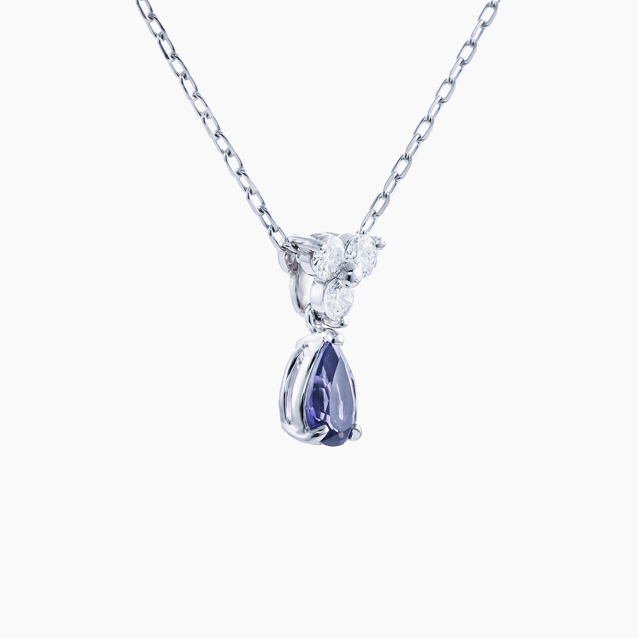 深いロイヤルブルーからスミレ色、そして淡いグレーへ、見る角度によって色彩が変化する「多色性」の宝石アイオライトのペンダントネックレス　02