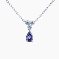 深いロイヤルブルーからスミレ色、そして淡いグレーへ、見る角度によって色彩が変化する「多色性」の宝石アイオライトのペンダントネックレス 04