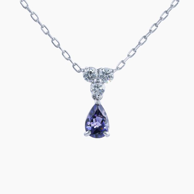 深いロイヤルブルーからスミレ色、そして淡いグレーへ、見る角度によって色彩が変化する「多色性」の宝石アイオライトのペンダントネックレス 04