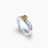 「幸運」「才能の開花」という石言葉をもつ希少石「スフェーン」のプラチナリング　02