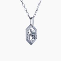 甲羅には、光の加減で色彩を変える神秘的なアレキサンドライトと、深く落ち着いた輝きを放つブラックダイヤモンドをセッティングし、海の守り神として親しまれ、怒りを抑え、穏やかな心へ導く象徴ともいわれるウミガメをモチーフにしたプラチナペンダント　02