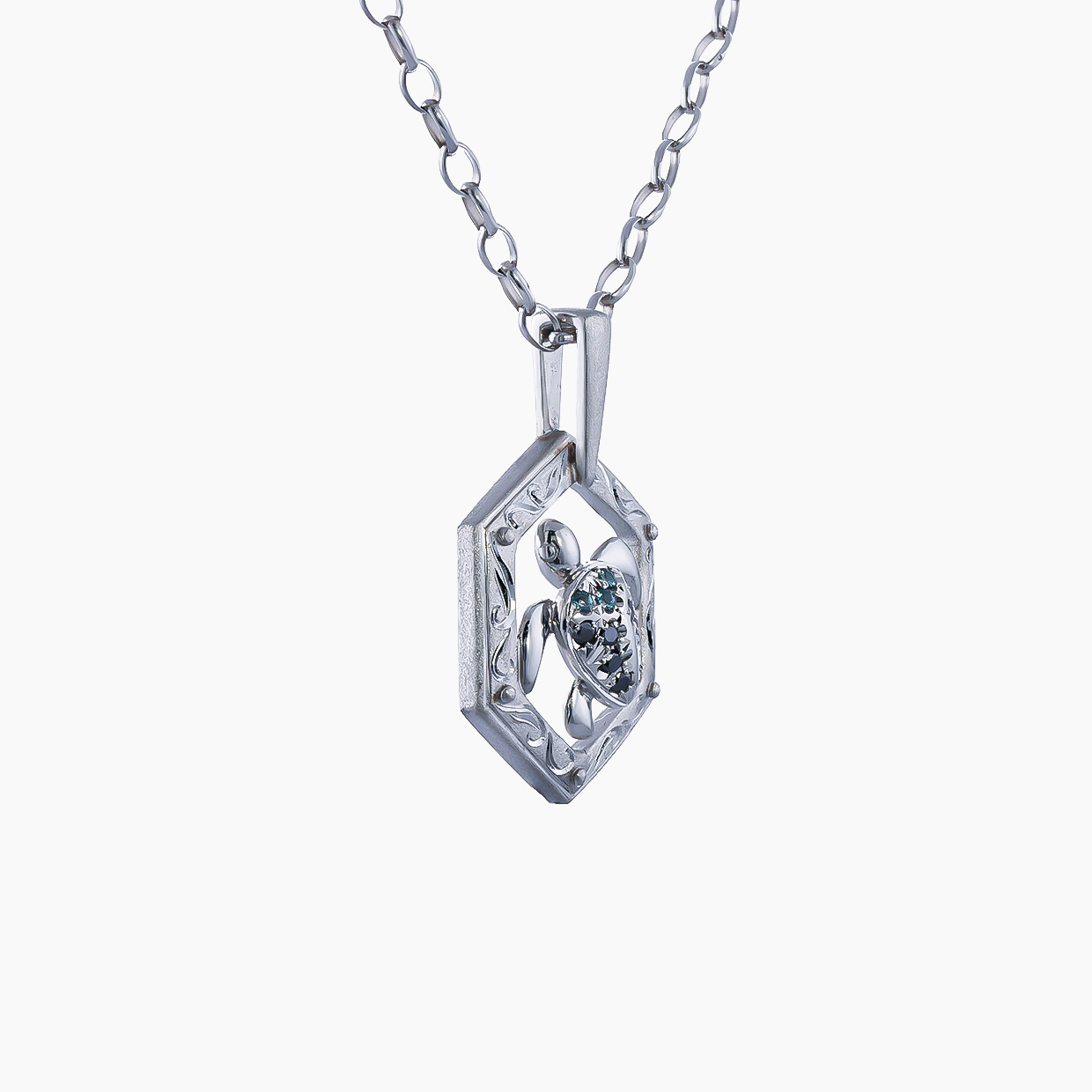 甲羅には、光の加減で色彩を変える神秘的なアレキサンドライトと、深く落ち着いた輝きを放つブラックダイヤモンドをセッティングし、海の守り神として親しまれ、怒りを抑え、穏やかな心へ導く象徴ともいわれるウミガメをモチーフにしたプラチナペンダント　02