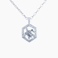 甲羅には、光の加減で色彩を変える神秘的なアレキサンドライトと、深く落ち着いた輝きを放つブラックダイヤモンドをセッティングし、海の守り神として親しまれ、怒りを抑え、穏やかな心へ導く象徴ともいわれるウミガメをモチーフにしたプラチナペンダント　03