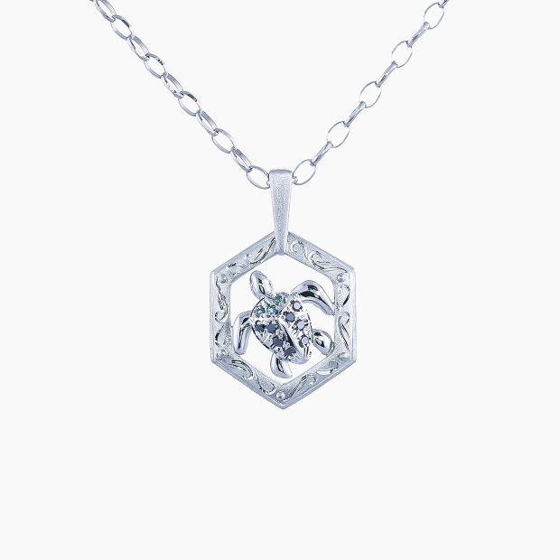 甲羅には、光の加減で色彩を変える神秘的なアレキサンドライトと、深く落ち着いた輝きを放つブラックダイヤモンドをセッティングし、海の守り神として親しまれ、怒りを抑え、穏やかな心へ導く象徴ともいわれるウミガメをモチーフにしたプラチナペンダント 04