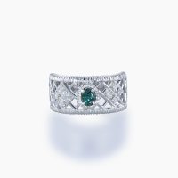 格子状の透かし彫りが施された重厚感がありながらも、軽やかで上品な抜け感を演出し、神秘的な輝きを放つ0.28ctのアレキサンドライトを主石に据えたプラチナリング 01