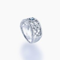 格子状の透かし彫りが施された重厚感がありながらも、軽やかで上品な抜け感を演出し、神秘的な輝きを放つ0.28ctのアレキサンドライトを主石に据えたプラチナリング 02