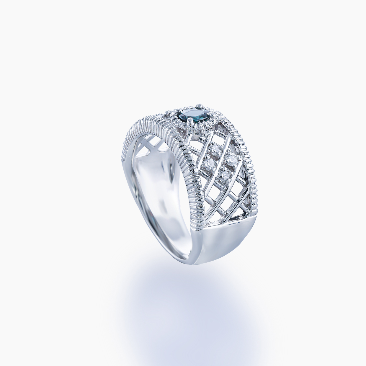 格子状の透かし彫りが施された重厚感がありながらも、軽やかで上品な抜け感を演出し、神秘的な輝きを放つ0.28ctのアレキサンドライトを主石に据えたプラチナリング　02